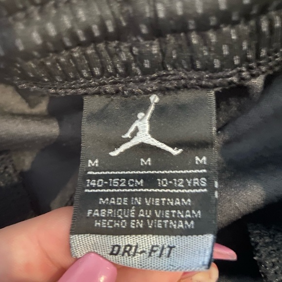 Boys Black and White Jordan Basket Ball Shorts YMD - Picture 3 of 3